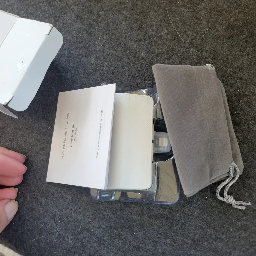 ZENS Magnetic Single Powerbank, portable‎ wireless charger for iPhones.